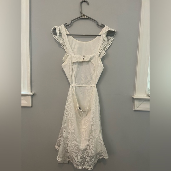 WHITE RUFFLE DRESS SIZE SMALL - Picture 2 of 3